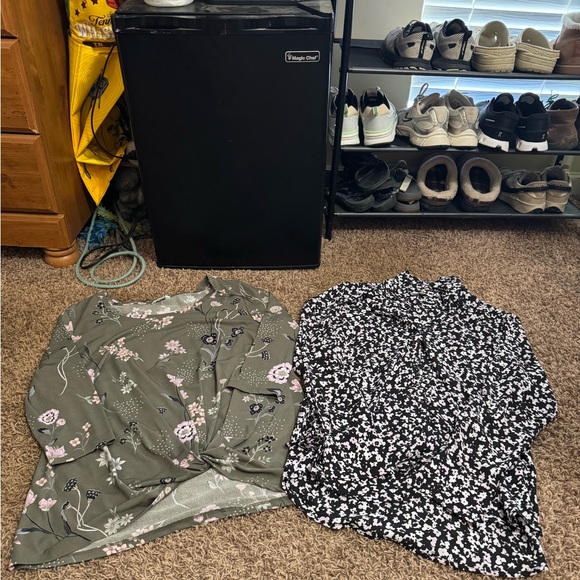 Candie's Tops - Candie's Olive Green Floral Knit Top with Pink Accents